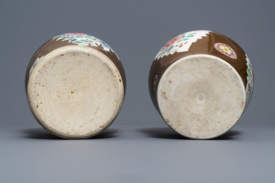Twee Chinese famille rose 'capucijner' vazen, Qianlong