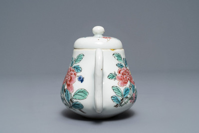 Een Chinese famille rose theepot en deksel met floraal decor, Yongzheng