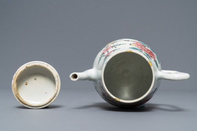 Een Chinese famille rose theepot en deksel met floraal decor, Yongzheng