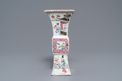 Een paar vierkante Chinese famille rose 'Romance of the Western chamber' vazen, Yongzheng