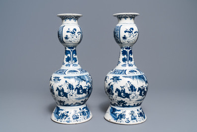 Une paire de grands vases en fa&iuml;ence de Delft bleu et blanc &agrave; d&eacute;cor de chinoiserie, d&eacute;but du 18&egrave;me
