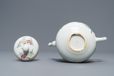 Een Chinese famille rose theepot en deksel met floraal decor, Yongzheng