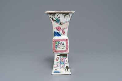 Een paar vierkante Chinese famille rose 'Romance of the Western chamber' vazen, Yongzheng