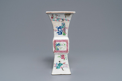 Een paar vierkante Chinese famille rose 'Romance of the Western chamber' vazen, Yongzheng