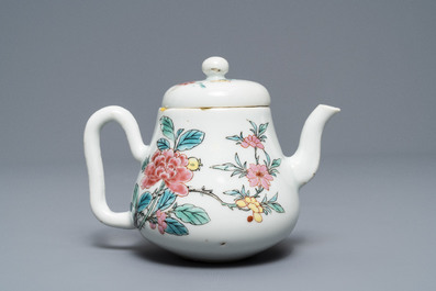 Een Chinese famille rose theepot en deksel met floraal decor, Yongzheng
