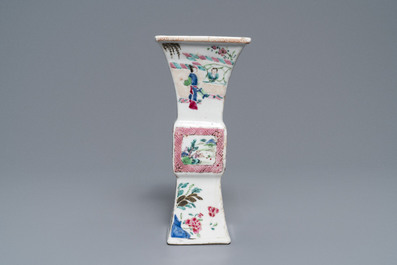 Een paar vierkante Chinese famille rose 'Romance of the Western chamber' vazen, Yongzheng