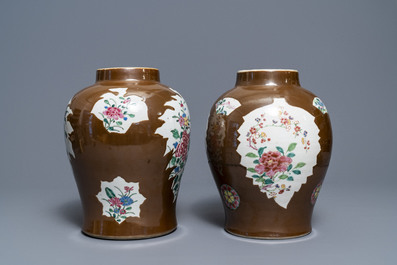 Twee Chinese famille rose 'capucijner' vazen, Qianlong
