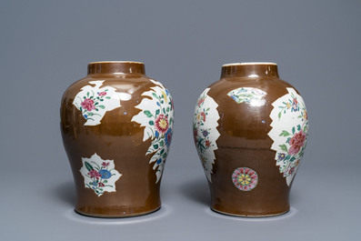 Twee Chinese famille rose 'capucijner' vazen, Qianlong