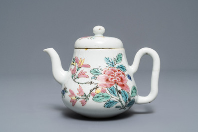 Een Chinese famille rose theepot en deksel met floraal decor, Yongzheng