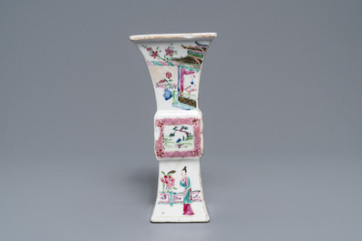 Een paar vierkante Chinese famille rose 'Romance of the Western chamber' vazen, Yongzheng