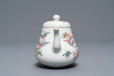Een Chinese famille rose theepot en deksel met floraal decor, Yongzheng