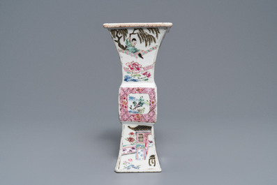 Een paar vierkante Chinese famille rose 'Romance of the Western chamber' vazen, Yongzheng