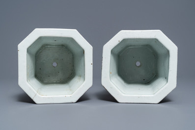 Een paar Chinese qianjiang cai jardini&egrave;res met reli&euml;fdecor, 19/20e eeuw