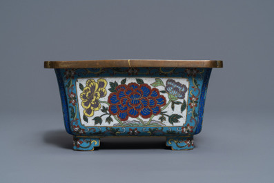 A Chinese cloisonn&eacute; rouleau vase and four jardini&egrave;res, 19/20th C.