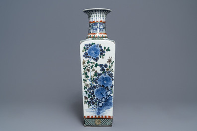 Een vierkante Chinese famille verte vaas met floraal decor, 19e eeuw