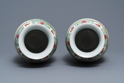 Een paar fijne Chinese famille rose vazen met dames, Qianlong merk, 19/20e eeuw