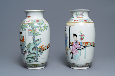 Een paar fijne Chinese famille rose vazen met dames, Qianlong merk, 19/20e eeuw