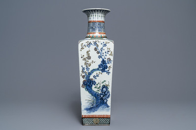 Een vierkante Chinese famille verte vaas met floraal decor, 19e eeuw