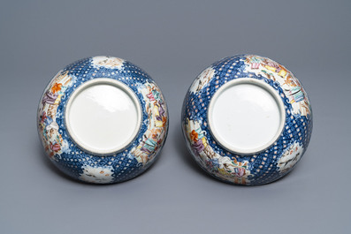 A pair of Chinese famille rose 'mandarin' bowls, Qianlong