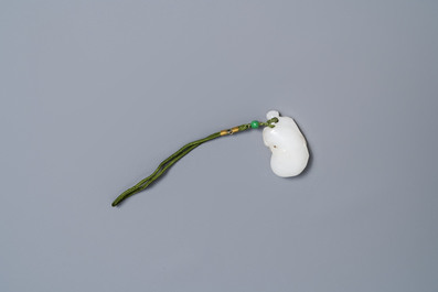 Un pendentif en jade blanc figurant un singe sur une pochette, Qing
