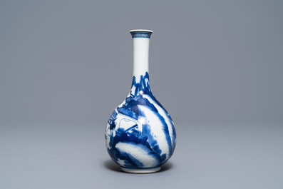 Un vase de forme bouteille en porcelaine de Chine en bleu et blanc, Kangxi
