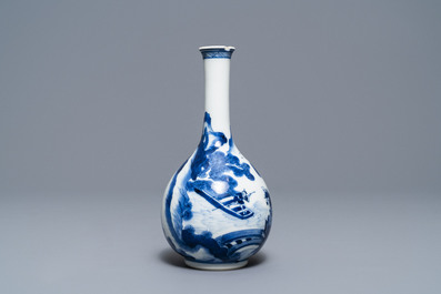 Un vase de forme bouteille en porcelaine de Chine en bleu et blanc, Kangxi