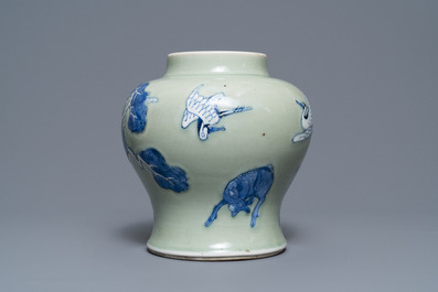 Een Chinese celadon vaas met blauw-wit en onderglazuur rood decor, Kangxi