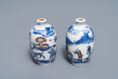 Une paire de tabati&egrave;res en porcelaine de Chine bleu, blanc et rouge, marque de Yongzheng, 19&egrave;me