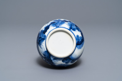 Un vase de forme bouteille en porcelaine de Chine en bleu et blanc, Kangxi