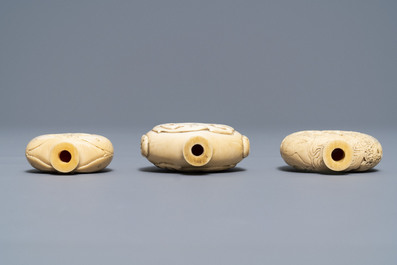Drie Chinese ivoren snuifflessen, 19e eeuw