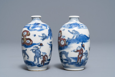 Une paire de tabati&egrave;res en porcelaine de Chine bleu, blanc et rouge, marque de Yongzheng, 19&egrave;me