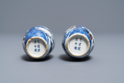 Une paire de tabati&egrave;res en porcelaine de Chine bleu, blanc et rouge, marque de Yongzheng, 19&egrave;me