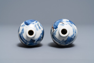 Une paire de tabati&egrave;res en porcelaine de Chine bleu, blanc et rouge, marque de Yongzheng, 19&egrave;me