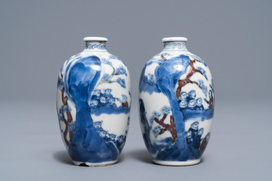 Une paire de tabati&egrave;res en porcelaine de Chine bleu, blanc et rouge, marque de Yongzheng, 19&egrave;me