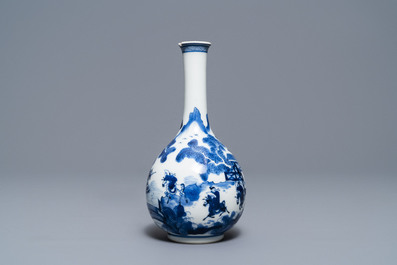 Un vase de forme bouteille en porcelaine de Chine en bleu et blanc, Kangxi
