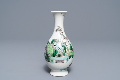 Un bol 'anhua' et un vase en porcelaine de Chine famille verte, marque de Kangxi, 19&egrave;me