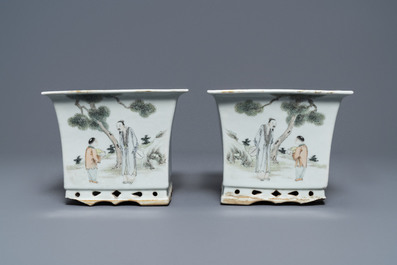 A pair of square Chinese qianjiang cai jardini&egrave;res on stands, 19/20th C.