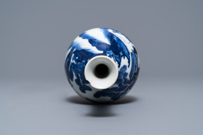 Un vase de forme bouteille en porcelaine de Chine en bleu et blanc, Kangxi