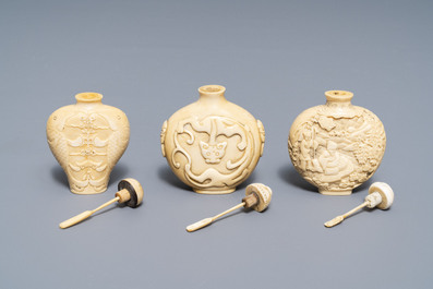 Drie Chinese ivoren snuifflessen, 19e eeuw
