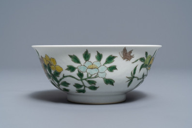Un bol 'anhua' et un vase en porcelaine de Chine famille verte, marque de Kangxi, 19&egrave;me