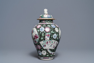 Een Chinese famille rose dekselvaas met hanen, Yongzheng