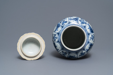 Een Chinese blauw-witte dekselvaas, Kangxi