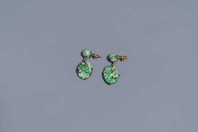 Un collier et une paire de boucles en jade, or et pierres pr&eacute;cieuses, Chine, 20&egrave;me