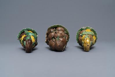 Trois pyramides de fruits en biscuit &eacute;maill&eacute; vert, Kangxi