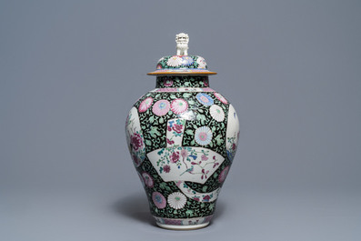 Een Chinese famille rose dekselvaas met hanen, Yongzheng