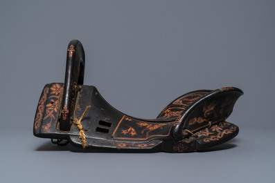 Une selle en bois laqu&eacute; et peint, Japon, Edo/Meiji, 18/19&egrave;me