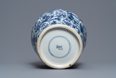 Een Chinese blauw-witte dekselvaas, Kangxi