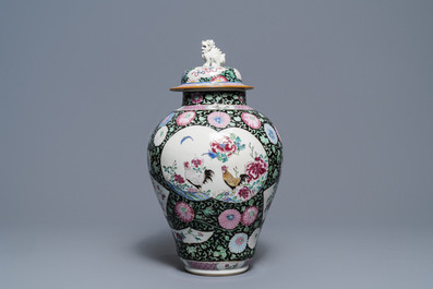 Een Chinese famille rose dekselvaas met hanen, Yongzheng