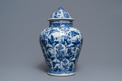 Een Chinese blauw-witte dekselvaas, Kangxi