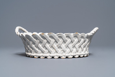 Un panier de forme ovale en fa&iuml;ence blanche de Bruxelles, 18&egrave;me